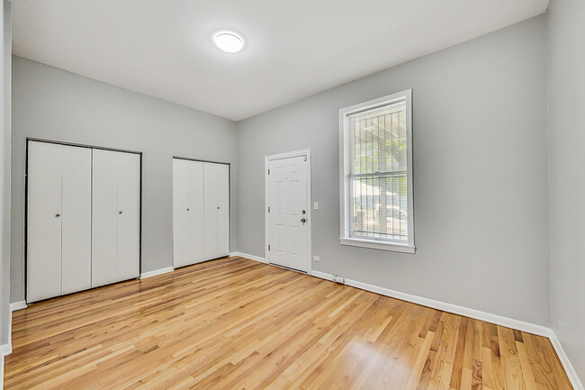 Building Photo - 864 W Aldine Ave