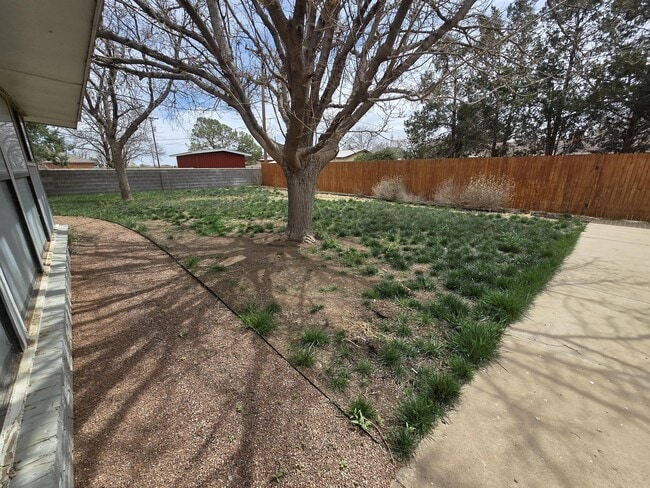 Building Photo - 608 E 17th Ln