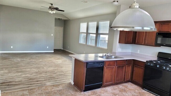 Building Photo - 23614 Maple View Dr