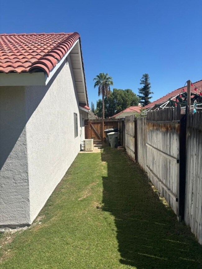 Building Photo - Clean 3 Bedroom / 2 Bathroom home near Stockdale High School, Recently Renovated!