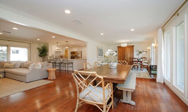 Building Photo - 827 St George Ln