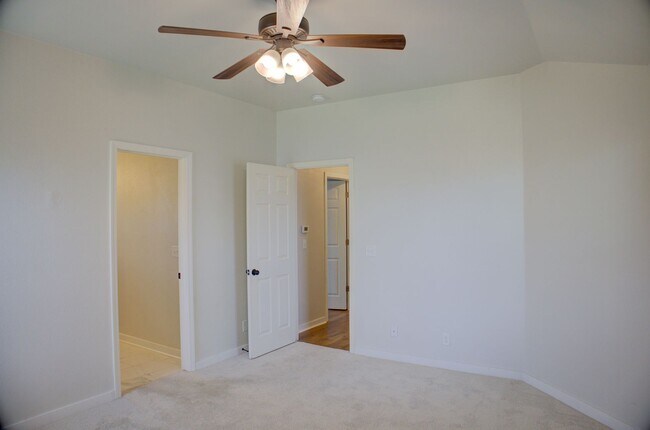 Building Photo - Coming Soon! 3 bed/2 bath!