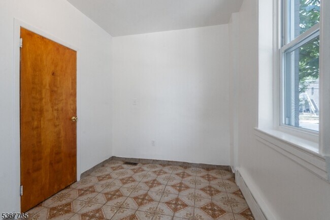 Building Photo - 655 4th Ave