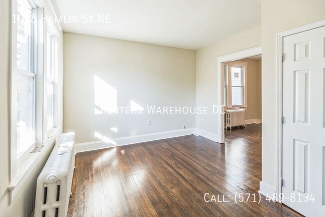 Building Photo - Newly renovated 3bd/1.5bth end unit TH Nes...