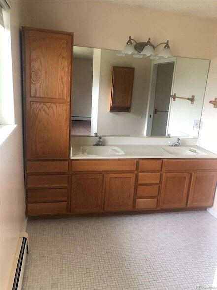 Building Photo - 10989 Roseanna Dr