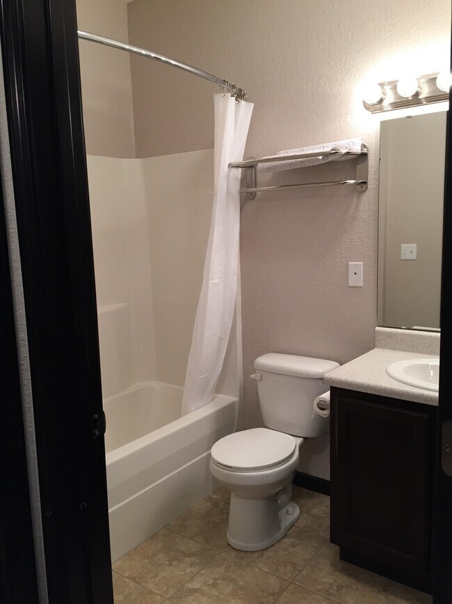 Building Photo - Large two bedroom apartment about a block away from Washburn University