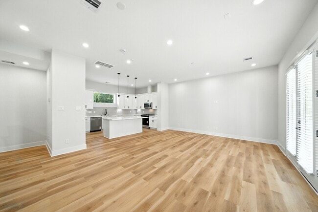 Building Photo - 2304 Hoskins Dr