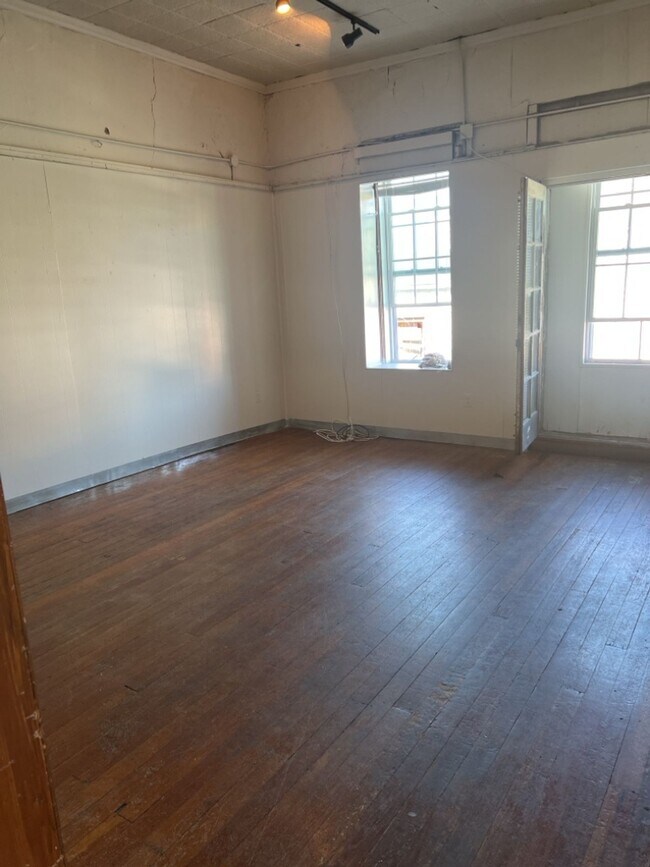 Building Photo - 736 1/2 Massachusetts St