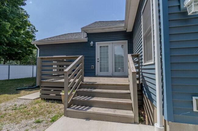 Building Photo - Contemporary Comfort and Versatility in a ...