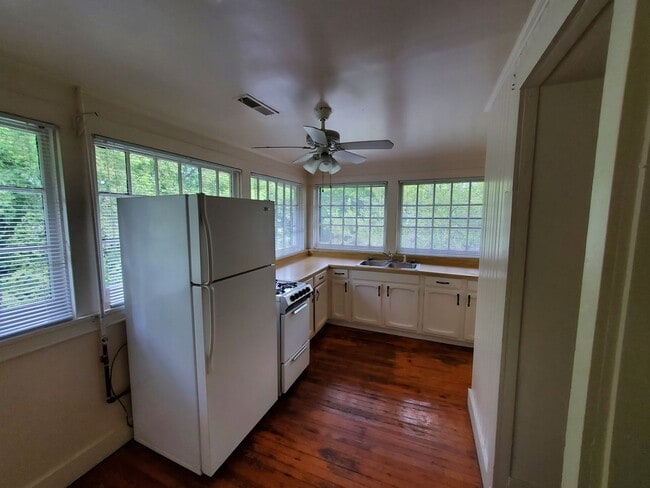 Building Photo - 320 S Mendenhall St