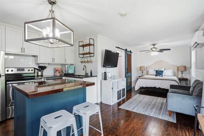 Building Photo - Charming Arlington Heights Living with Designer Style & Everyday Convenience