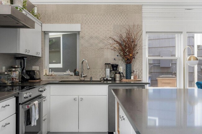 Building Photo - 3005 Bryker Dr