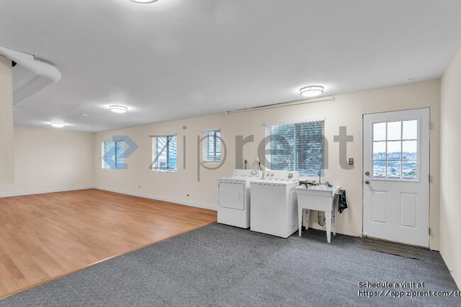 Building Photo - 280 Prague St