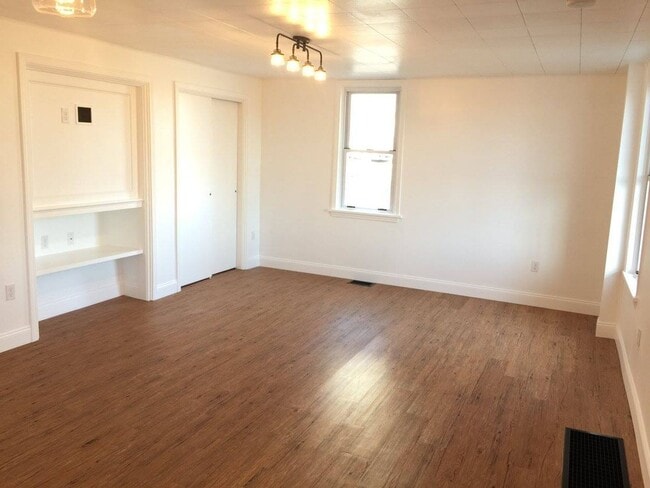 Building Photo - Beautiful South Side Renovation -- Conveni...