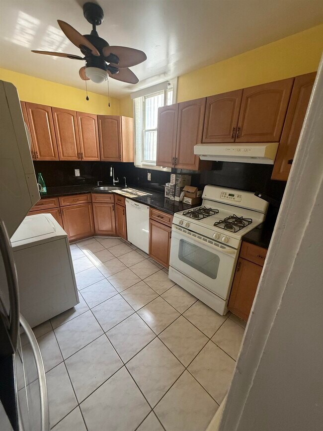 Building Photo - 417 42nd St