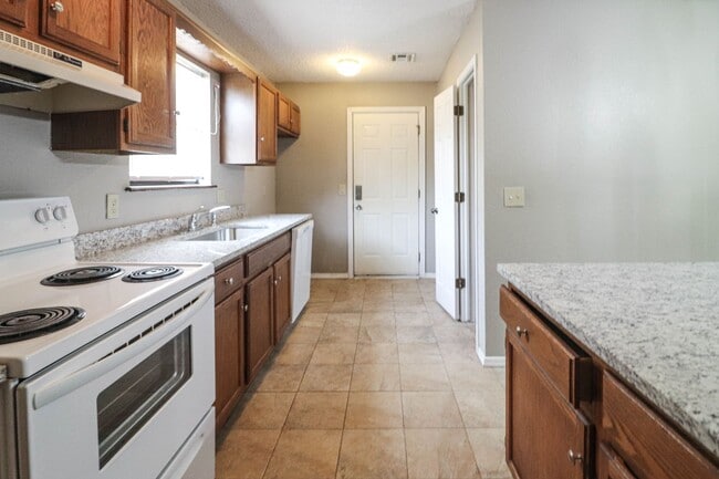 Building Photo - Cozy & Updated