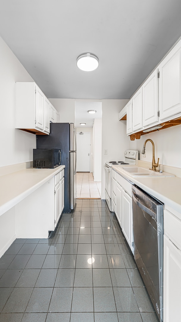 Building Photo - 899 S Plymouth Ct