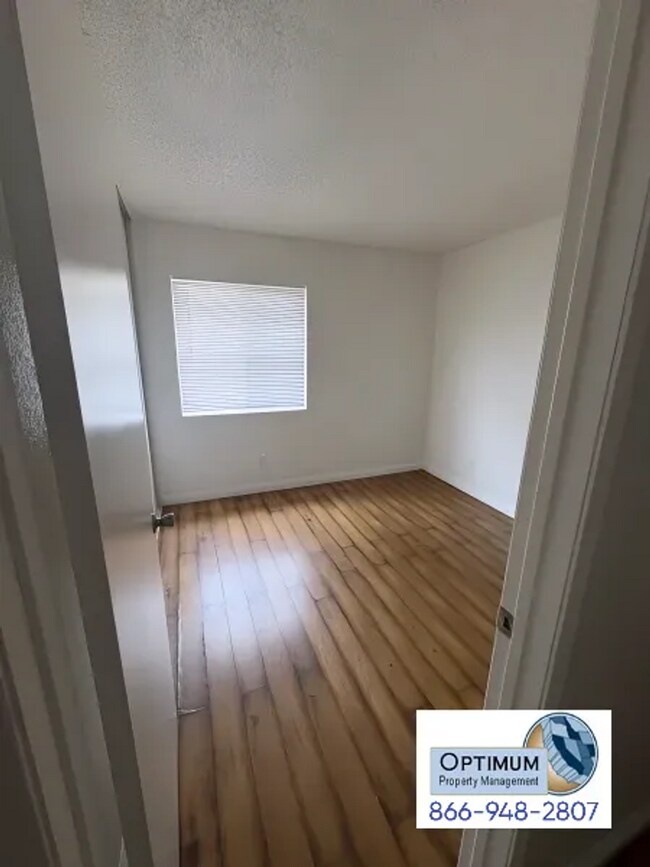 Building Photo - Spacious 4-Bedroom Home with Fireplace & Large Backyard