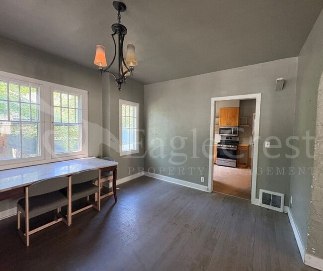 Building Photo - Large 8-Bedroom Home Across from Whitman College – Lawn Care Included