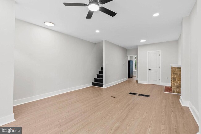 Building Photo - 35 E Collom St