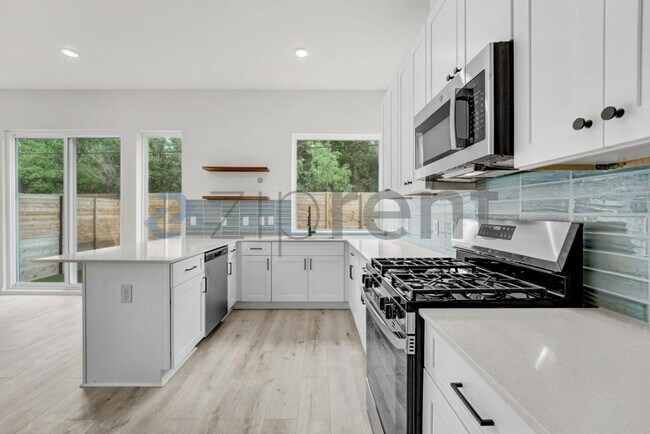 Building Photo - 2000 Riverside Farms Rd