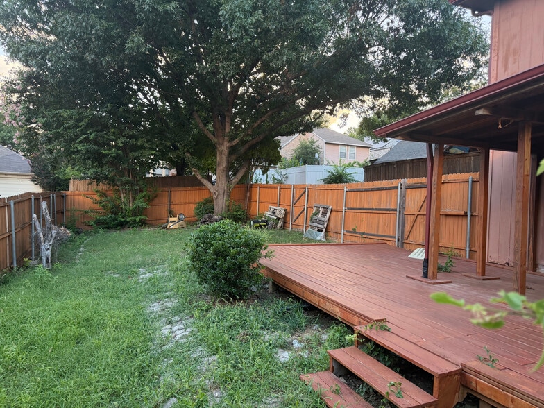 Building Photo - Room in House on Bandera St