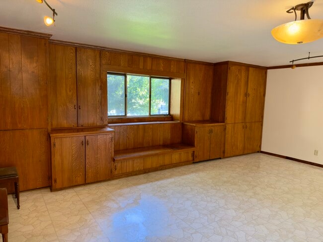 Building Photo - 2290 Canonita Dr