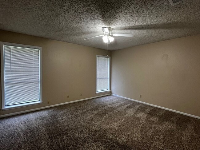 Building Photo - 211 Taos Dr