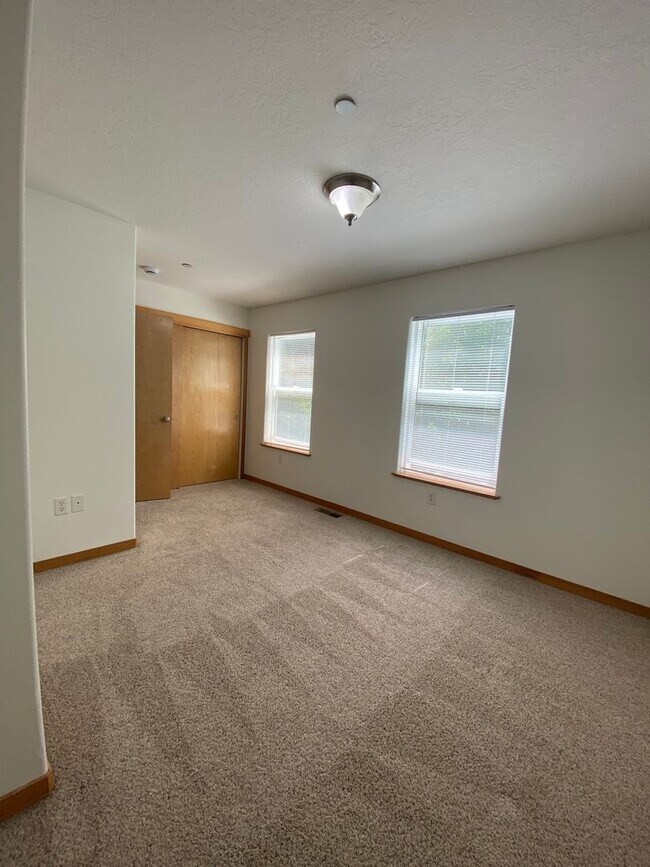 Building Photo - 3 Bedroom | 2 1/2 Bath Townhouse in The Dalles, OR.
