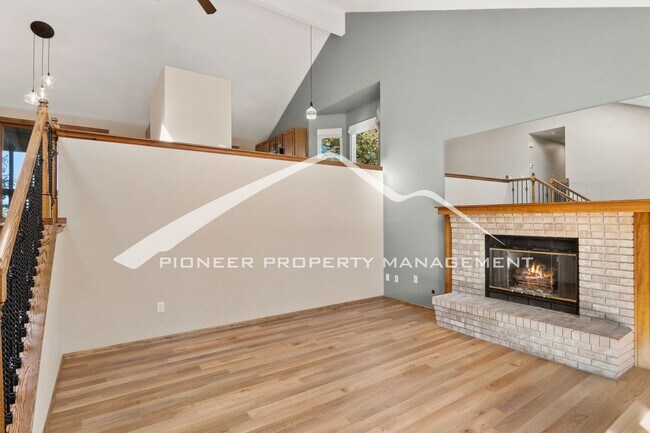 Building Photo - Beautiful 4 bedroom home with Stunning Col...