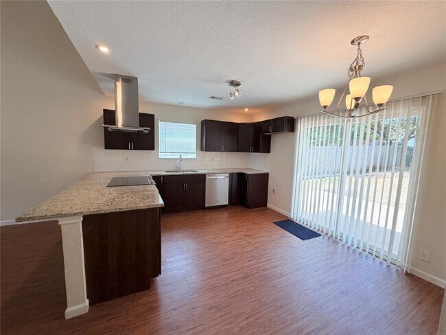 Building Photo - 1605 Parkwood Dr
