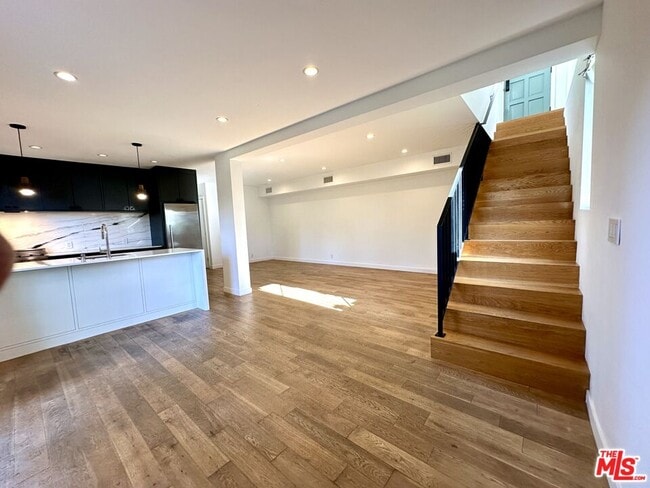 Building Photo - 833 Maltman Ave