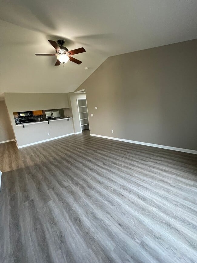 Building Photo - Bright Upper Condo with Garage | Near Shopping & Trails