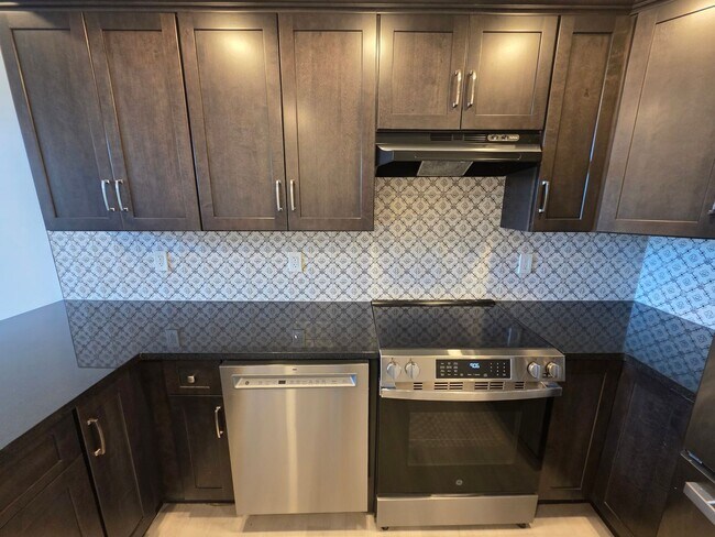 Building Photo - Newly Renovated 2 Bedroom Apartment - Poug...
