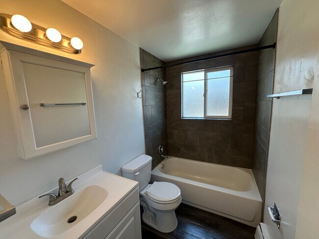 Building Photo - Move in Ready! Newly updated 1 bedroom 1 bath unit in secure building- Off Street Parking! 1 Mont...