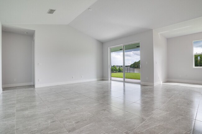 Building Photo - 388 SW Vista Lake Dr