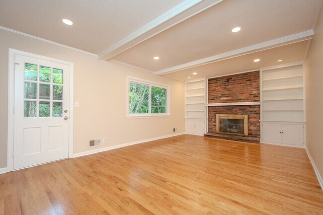 Building Photo - Recently Updated! 4 Bed/2.5 bath