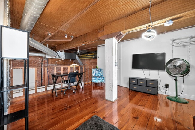 Building Photo - 226 Mt Elliott St