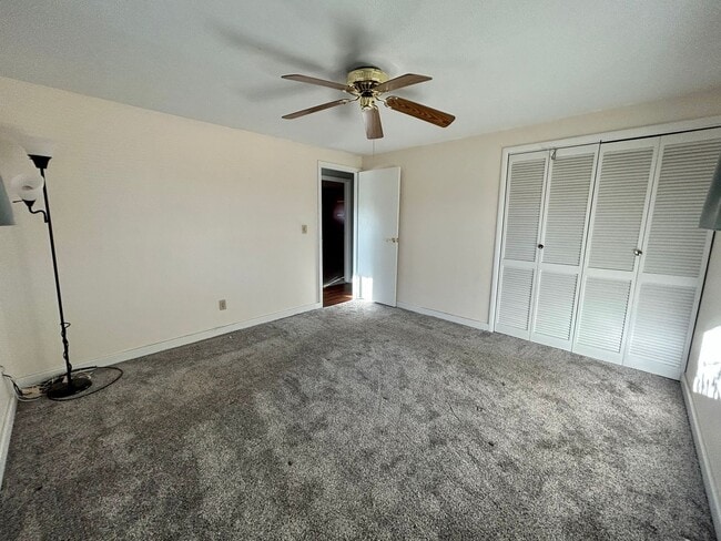 Building Photo - 3 bed 1 bath close to shopping, schools, parks and more!