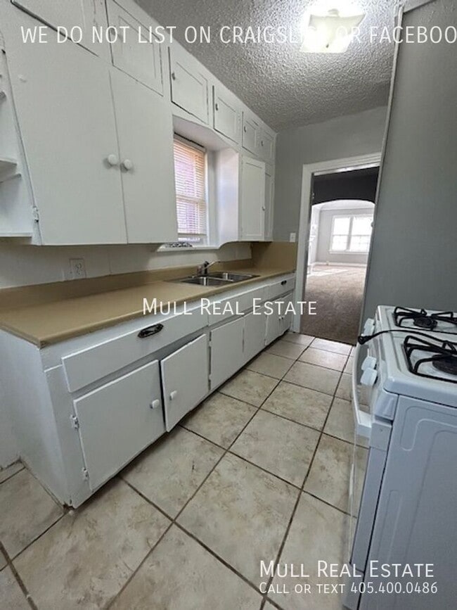 Building Photo - 825 NE 24th St