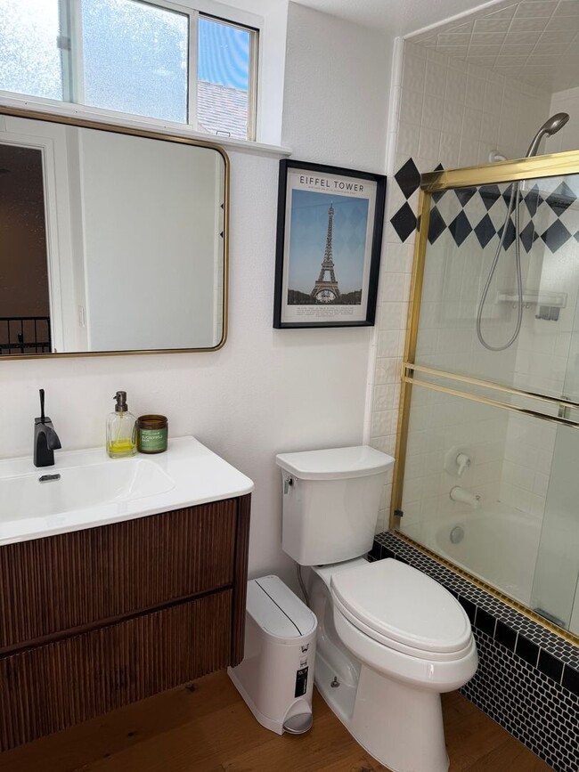 Building Photo - 4 bed, 3 bath cul-de-sac home!