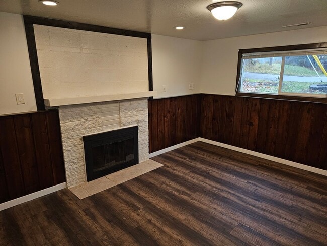Building Photo - Beautiful Renovated 4 bedroom home For Ren...