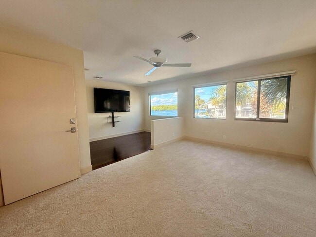 Building Photo - 1005 Russell Dr