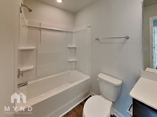 Building Photo - 807 McKenzie Pk Ter