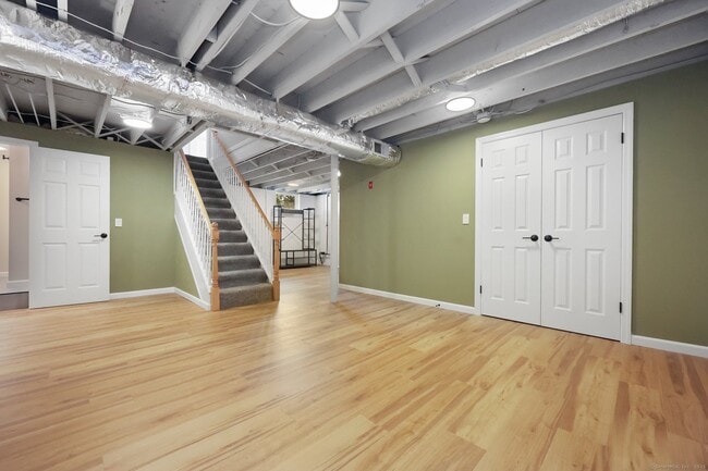 Building Photo - 13 1/2 Hickory Dr