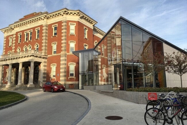 Building Photo - 25 Custer St