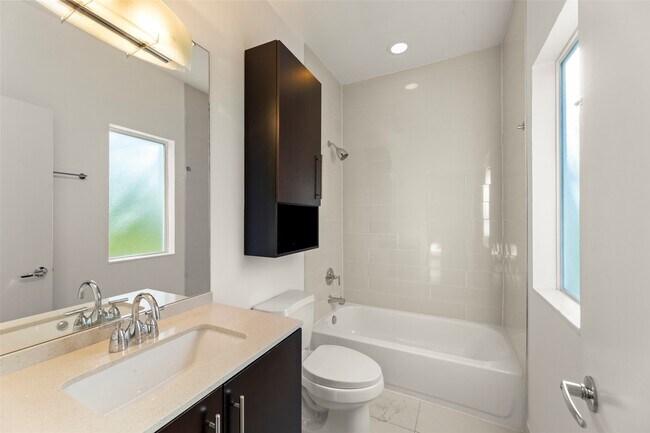 Building Photo - 1524 Blodgett St