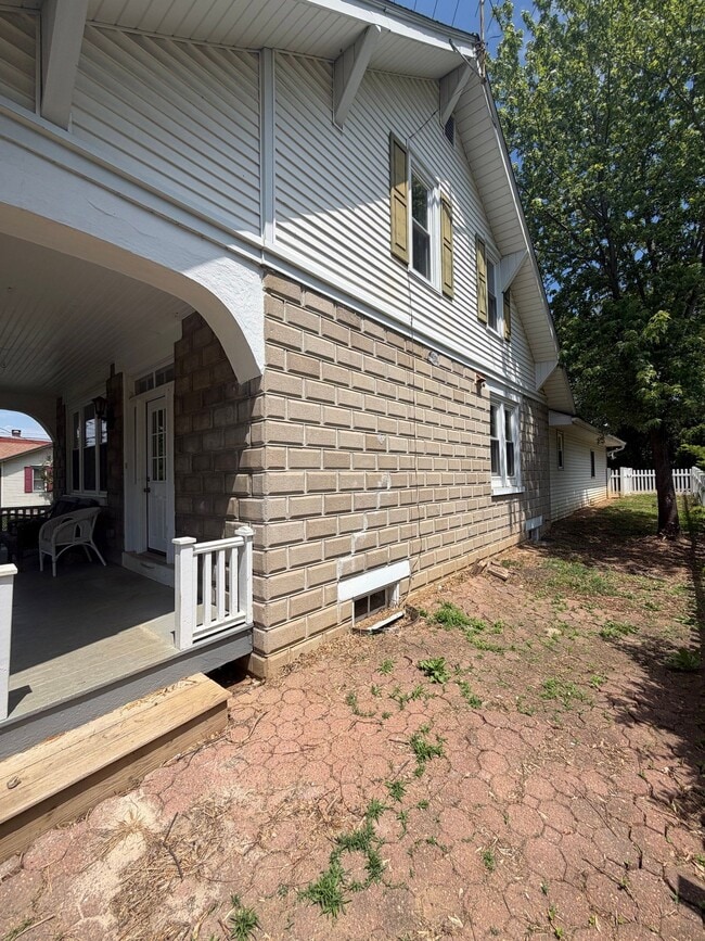 Building Photo - 101 Roselawn Ave