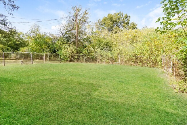 Building Photo - 608 Jerry Coleman St