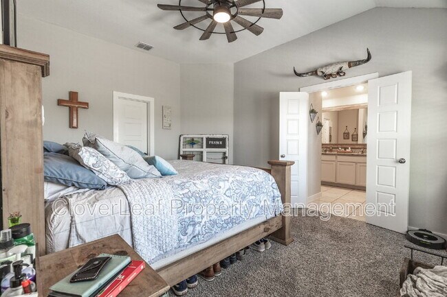 Building Photo - 804 Shrike Ln